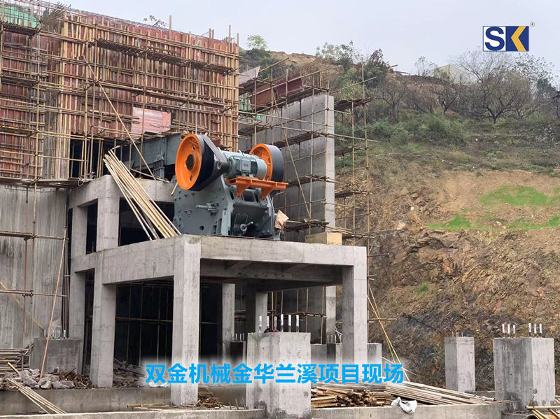 雙金顎式破碎機現(xiàn)場